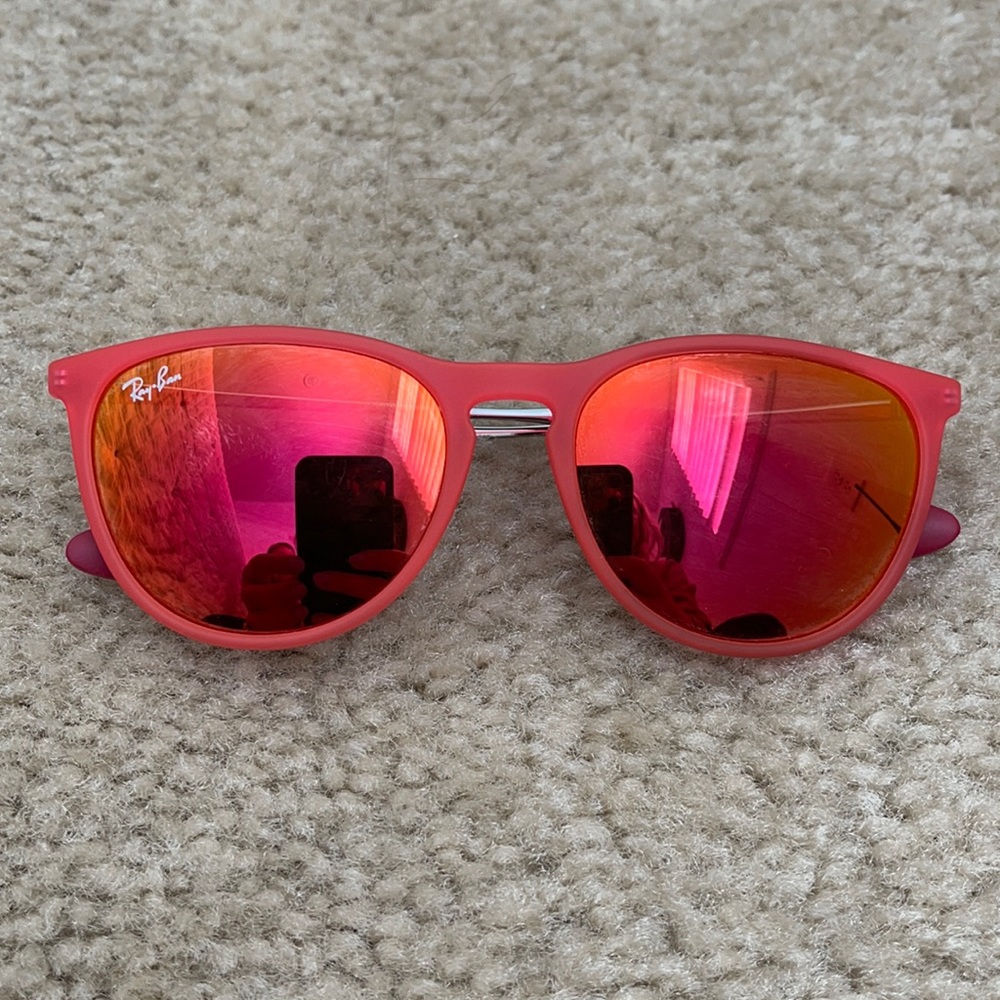 Ray-Ban sunglasses, girls.